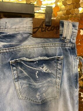 Akoo Light Wash Distressed Men’s Jeans